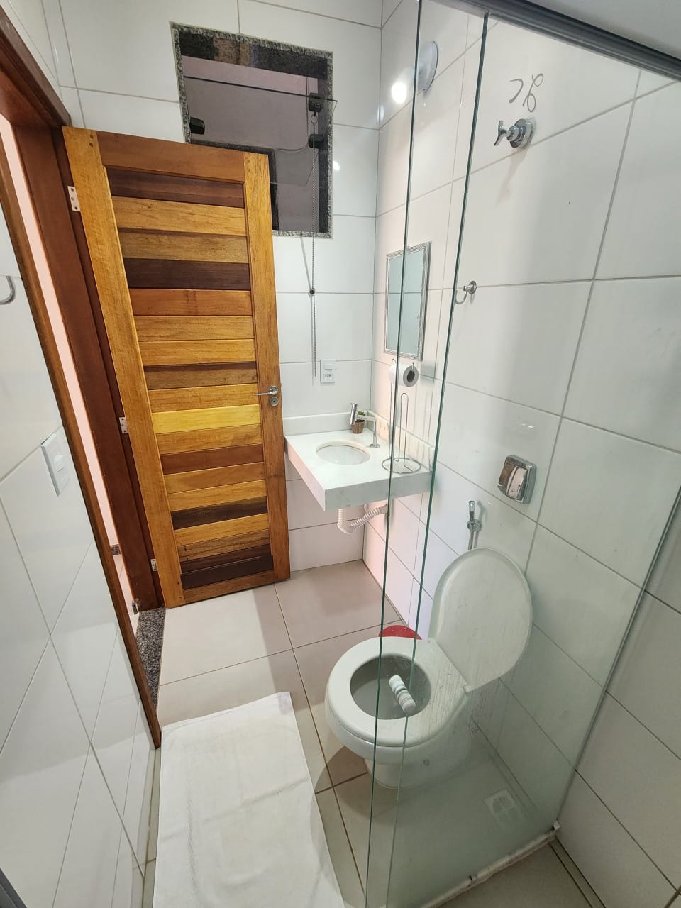 Foto de exemplo 5 — Quarto casal com ar-condicionado