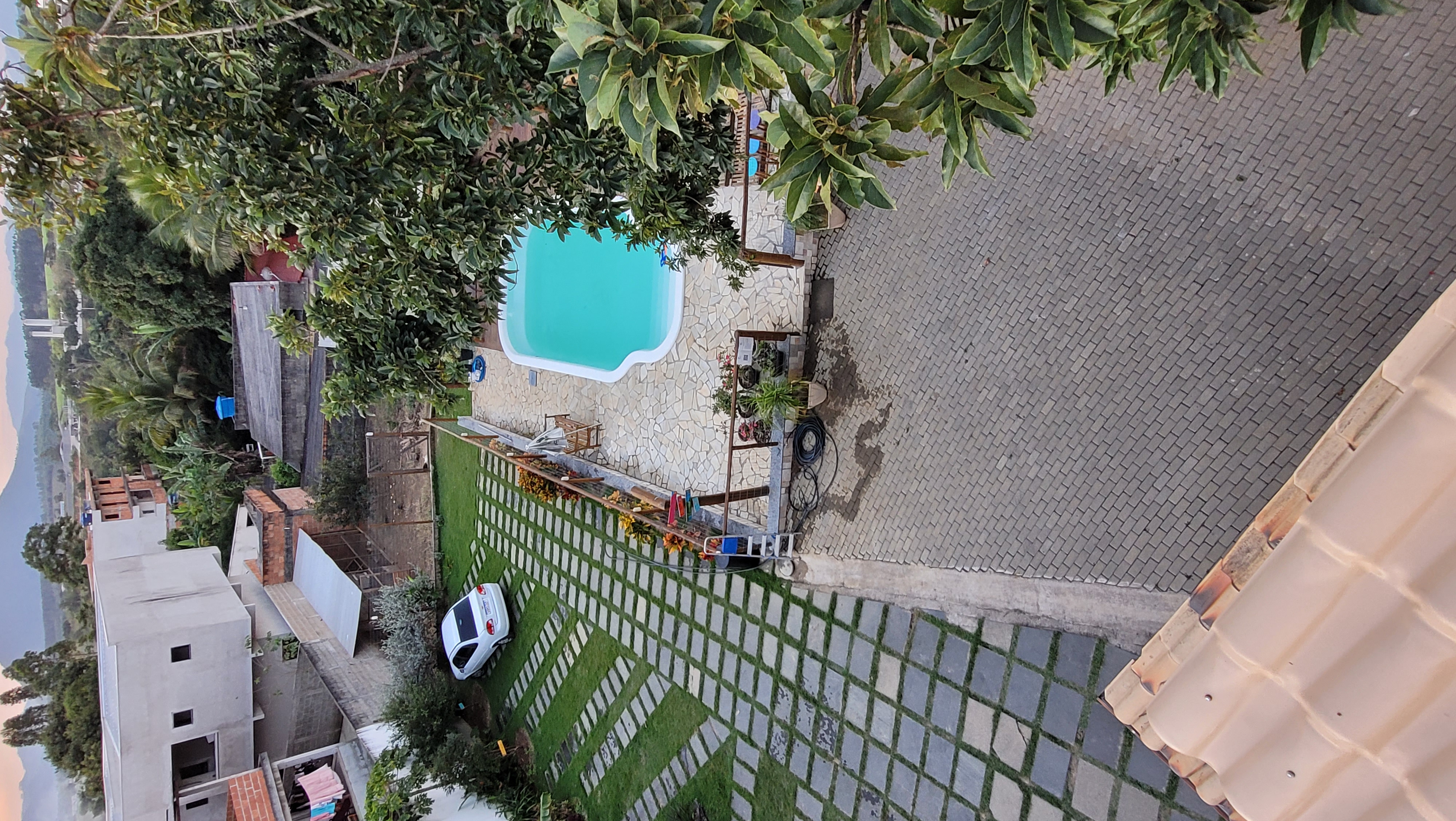 Área da piscina rodeada de natureza