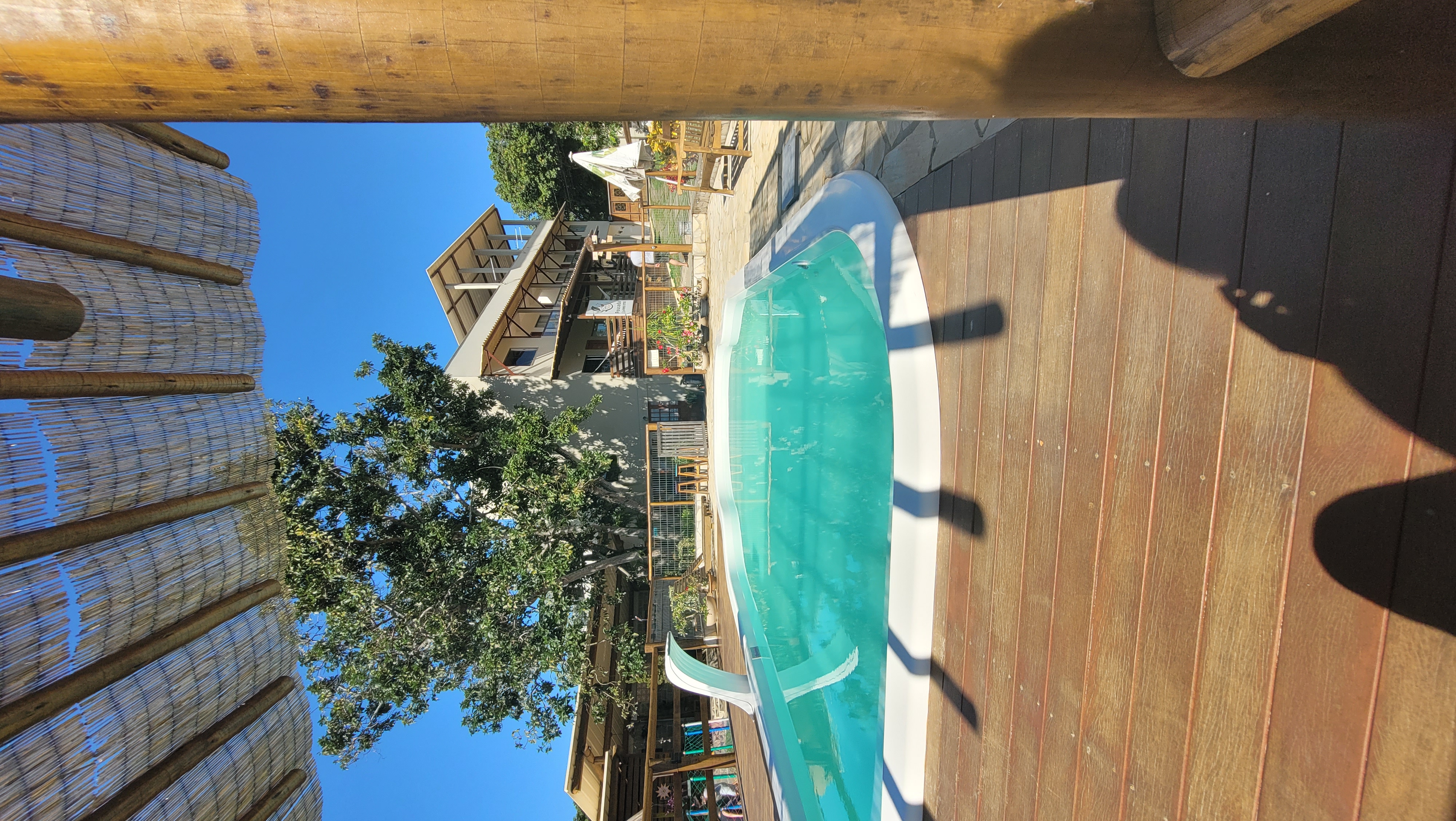 Vista da piscina da pousada